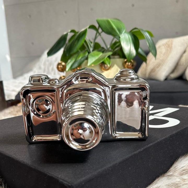 Articulo decorativo camara plateada ceramica 16cm* 11,7cm* 9cm
